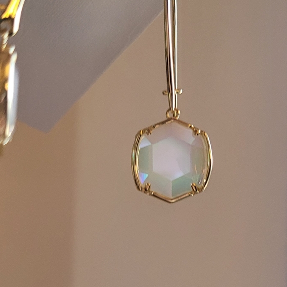 NWT Kendra Scott Earrings Iridescent Opalite in Gold - Picture 15 of 16